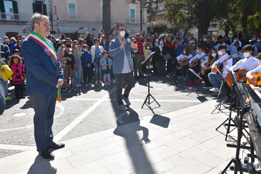 L'omaggio al Monumento ai Caduti