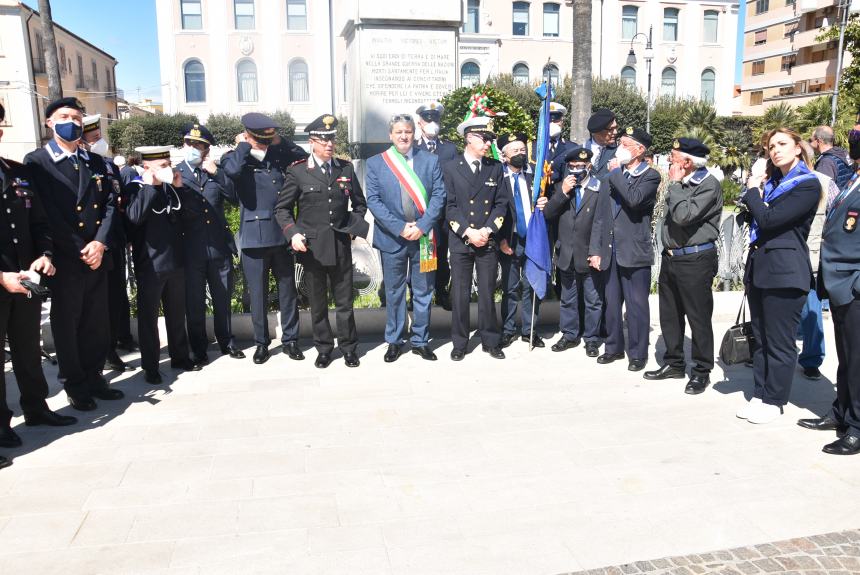 L'omaggio al Monumento ai Caduti