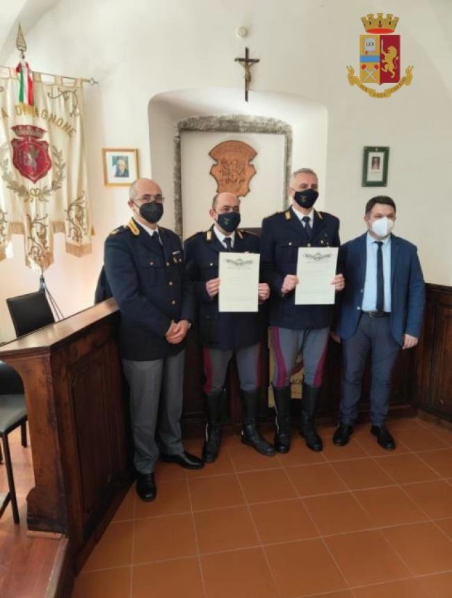 Impedirono a un uomo di lanciarsi dal viadotto, premiati due agenti della Polstrada