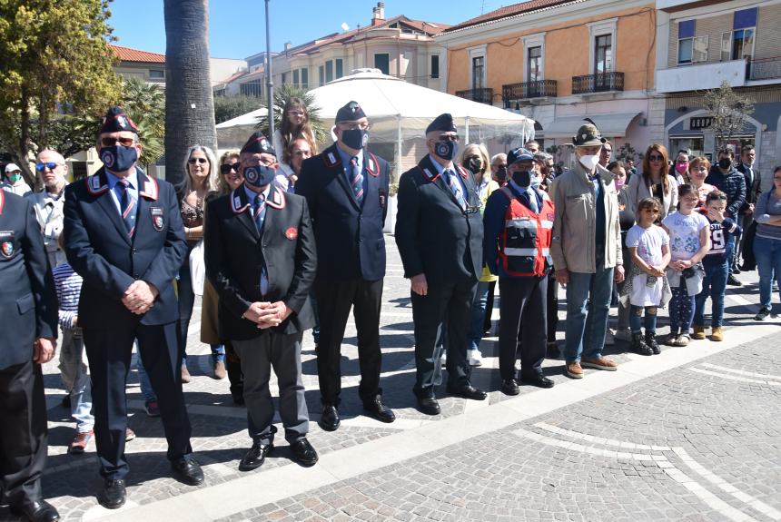 L'omaggio al Monumento ai Caduti