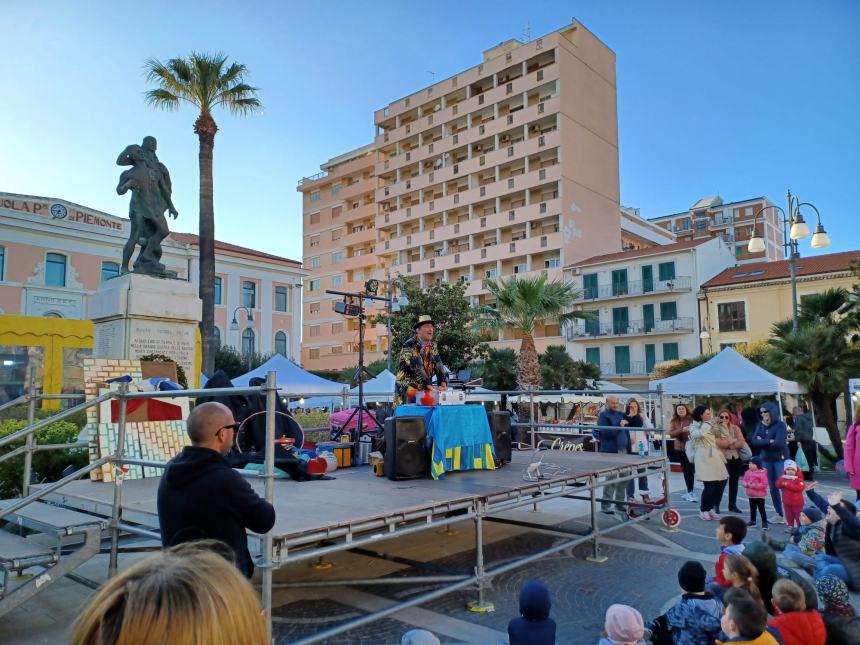 Musica, giochi, magia: in piazza Monumento c'è il "Villaggio dei bambini"