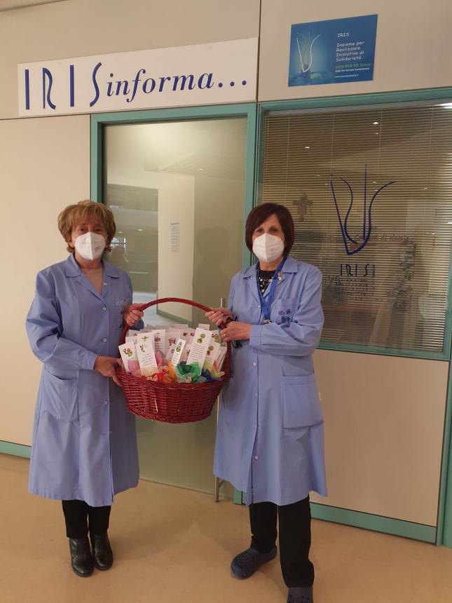 Le volontarie Iris donano un piccolo omaggio ai pazienti ricoverati in Oncologia