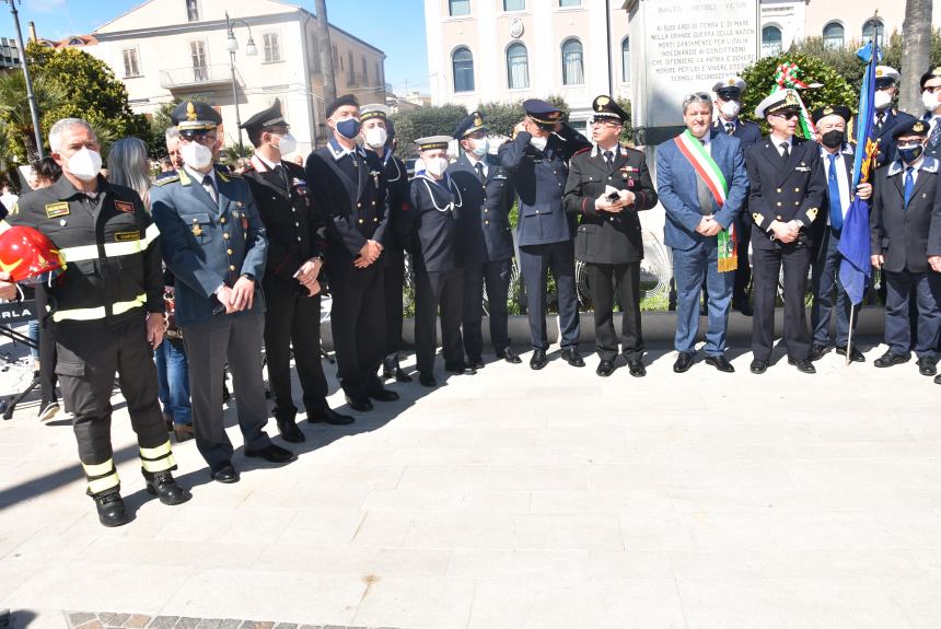 L'omaggio al Monumento ai Caduti