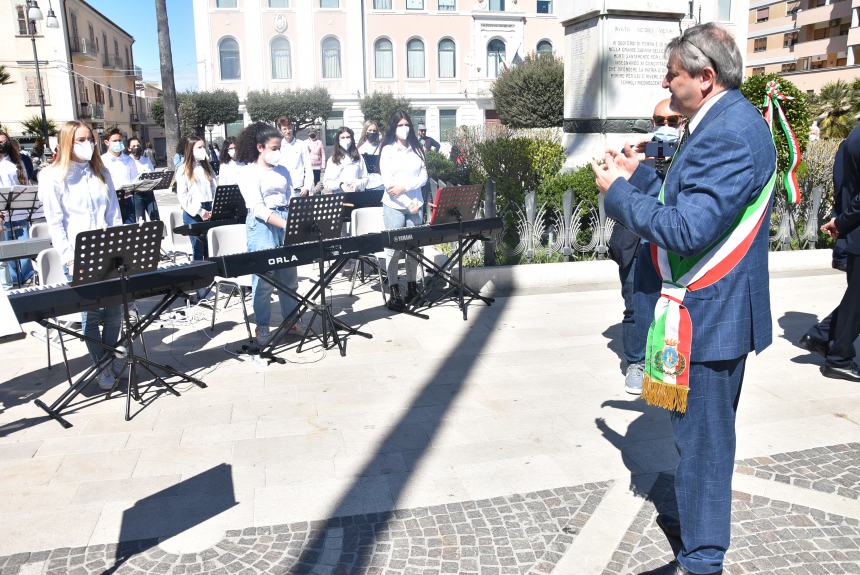 L'omaggio al Monumento ai Caduti