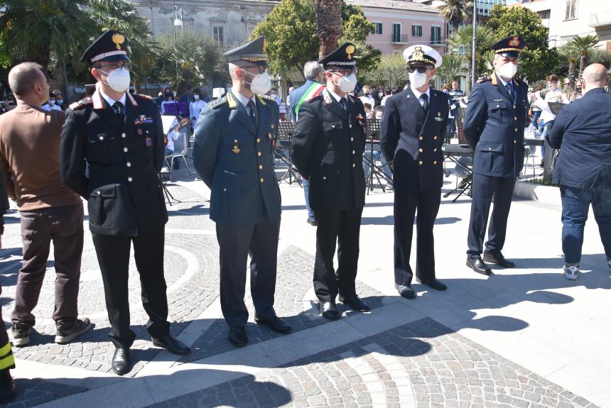 L'omaggio al Monumento ai Caduti