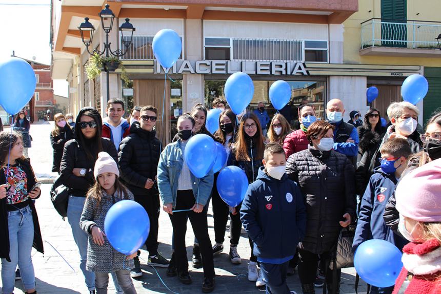 Palloncini blu in cielo a San Salvo nella Giornata Mondiale della consapevolezza sull’autismo