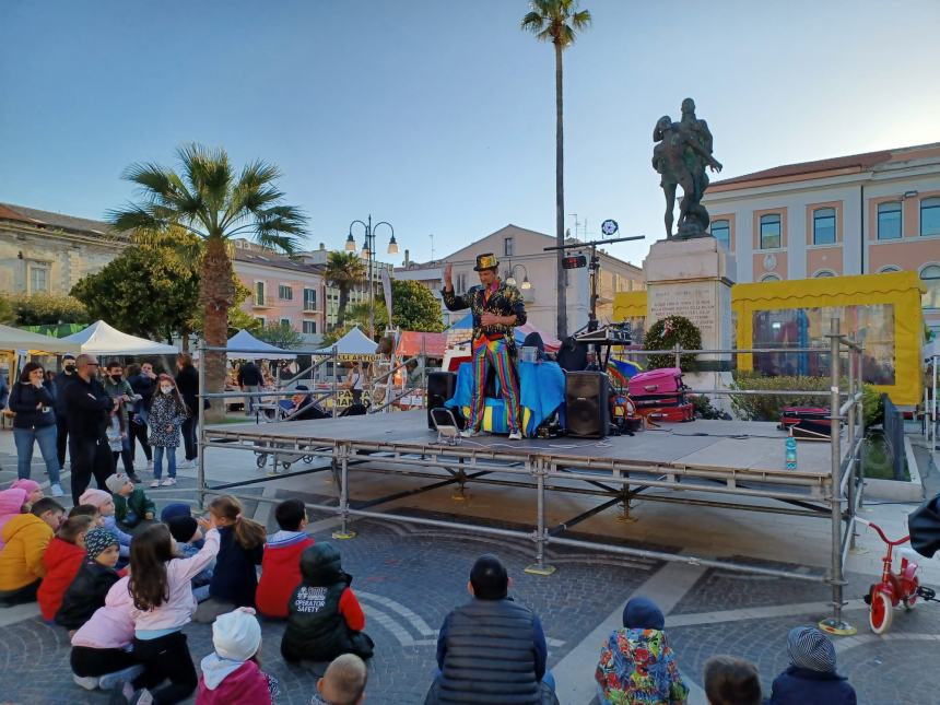 Musica, giochi, magia: in piazza Monumento c'è il "Villaggio dei bambini"