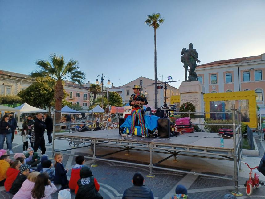 Musica, giochi, magia: in piazza Monumento c'è il "Villaggio dei bambini"