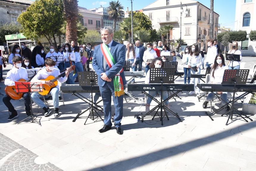 L'omaggio al Monumento ai Caduti