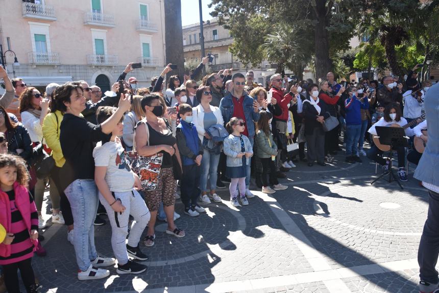 L'omaggio al Monumento ai Caduti