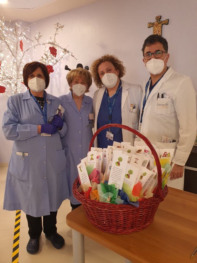Le volontarie Iris donano un piccolo omaggio ai pazienti ricoverati in Oncologia