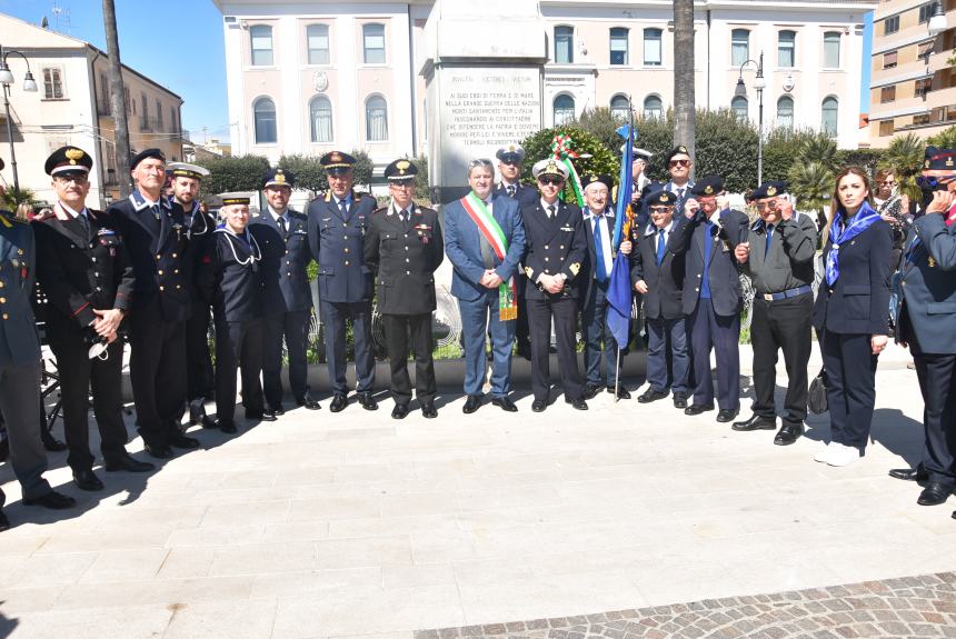 L'omaggio al Monumento ai Caduti