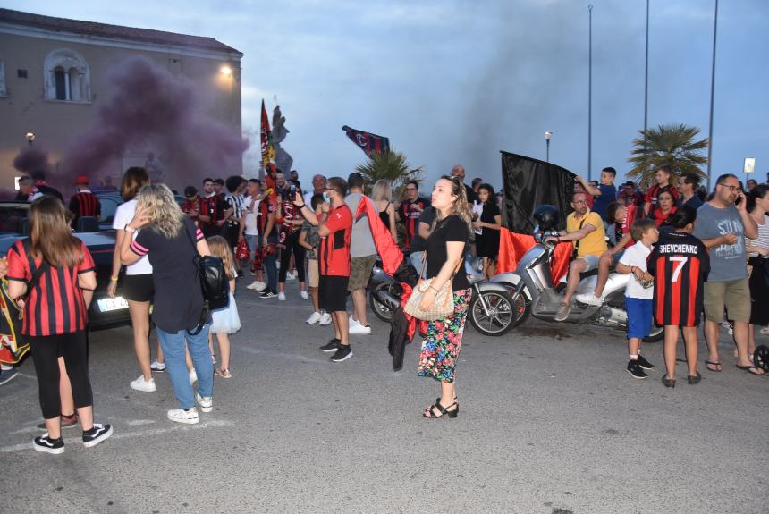 Dopo undici anni lo scudetto è del Milan, esplode la festa rossonera 