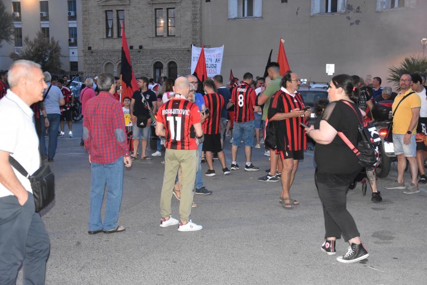 Dopo undici anni lo scudetto è del Milan, esplode la festa rossonera 