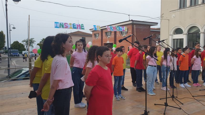 ‘Insieme in armonia’, successo per la recita degli studenti del ‘Vincenzo Cuoco’ 