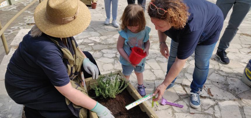 Grande successo dell’iniziativa “Adotta le aromatiche alla Villa”