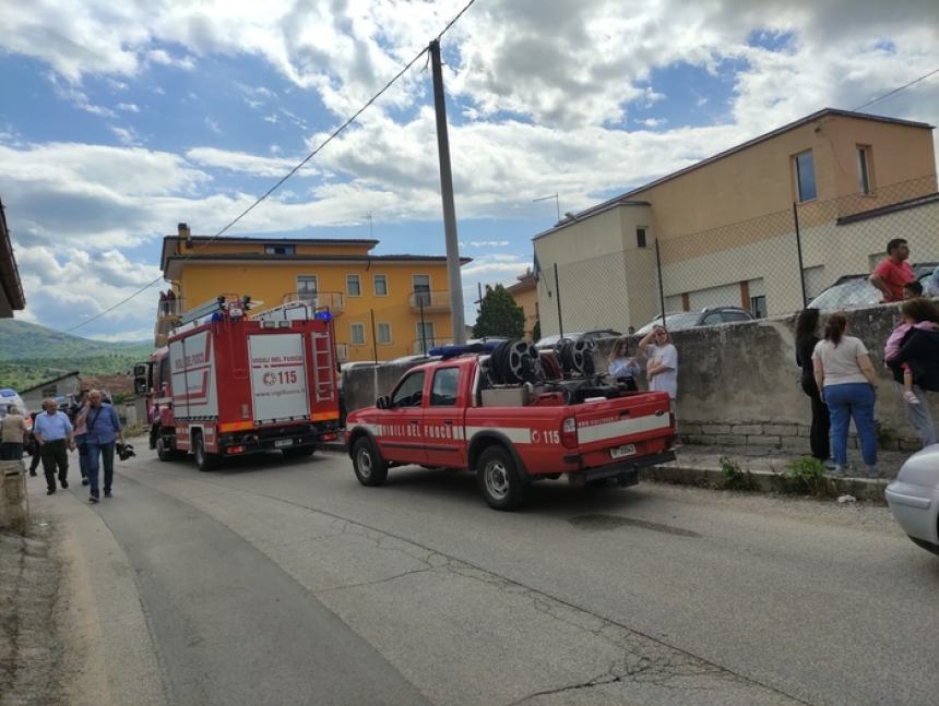 Auto parcheggiata sfonda recinzione e finisce nel giardino di un asilo all'Aquila: 4 bimbi feriti