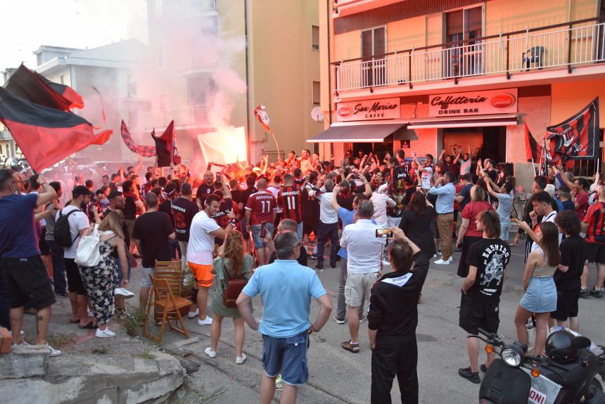 Dopo undici anni lo scudetto è del Milan, esplode la festa rossonera 