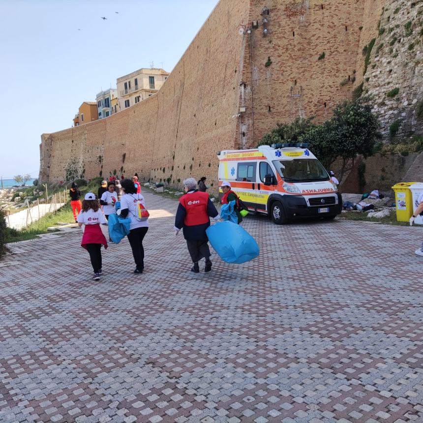 La Grande Impronta non c'è più: via alla pulizia della spiaggia