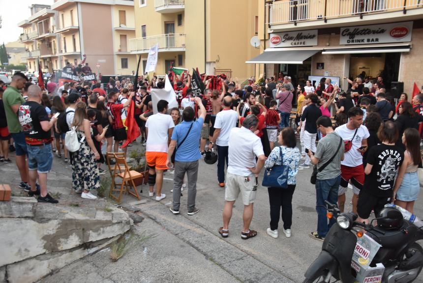 Dopo undici anni lo scudetto è del Milan, esplode la festa rossonera 