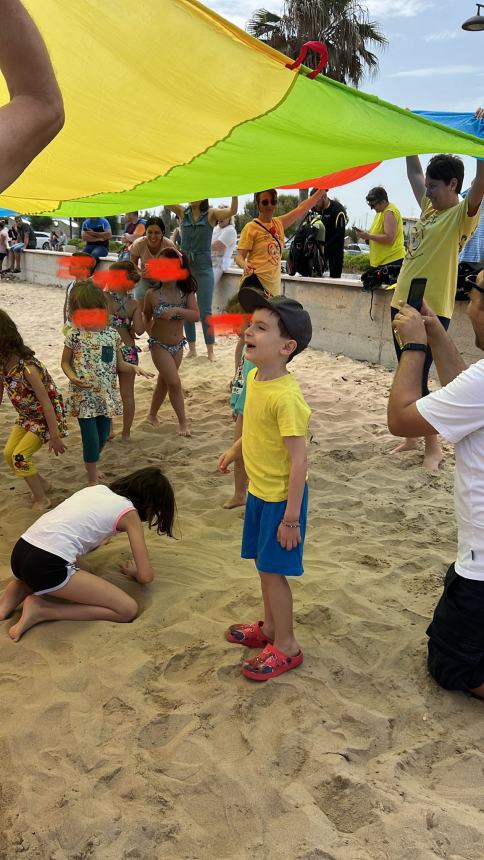 Cani di salvataggio, sub e rifiuti sulla spiaggia: mattinata intensa alla Costa Verde