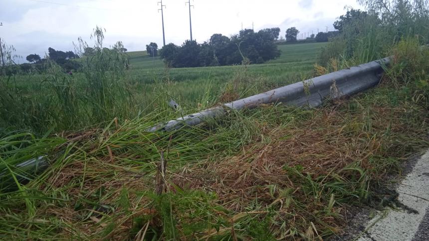 Esce fuori strada e si ribalta con l'auto per evitare un cinghiale, 45enne miracolata