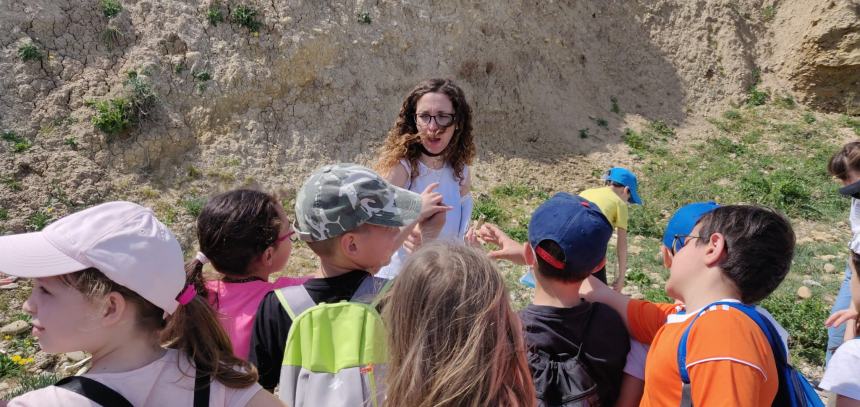 Ragazzi della Spataro a Punta Aderci con l’archeologa Grazia La Verghetta