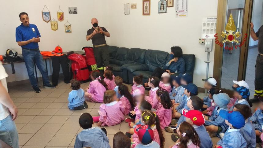 Che gioia per i bimbi dell'asilo visitare la caserma dei Vigili del fuoco 