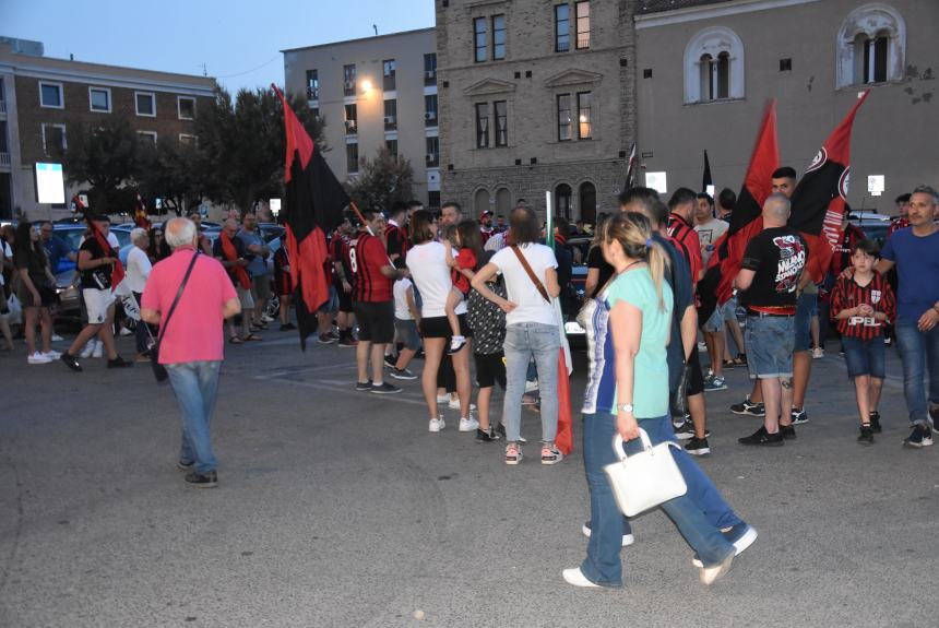 Dopo undici anni lo scudetto è del Milan, esplode la festa rossonera 