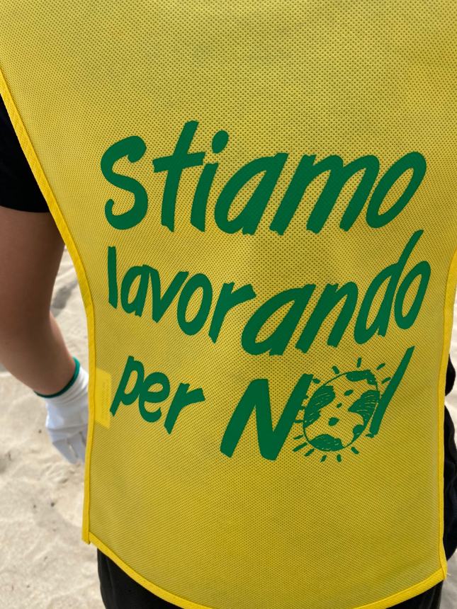 Legambiente, volontari e studenti ripuliscono la spiaggia di Campomarino