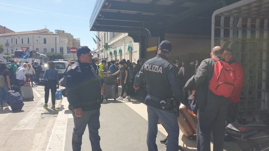 Protezione civile e Polizia ferroviaria danno assistenza ai viaggiatori a Termoli