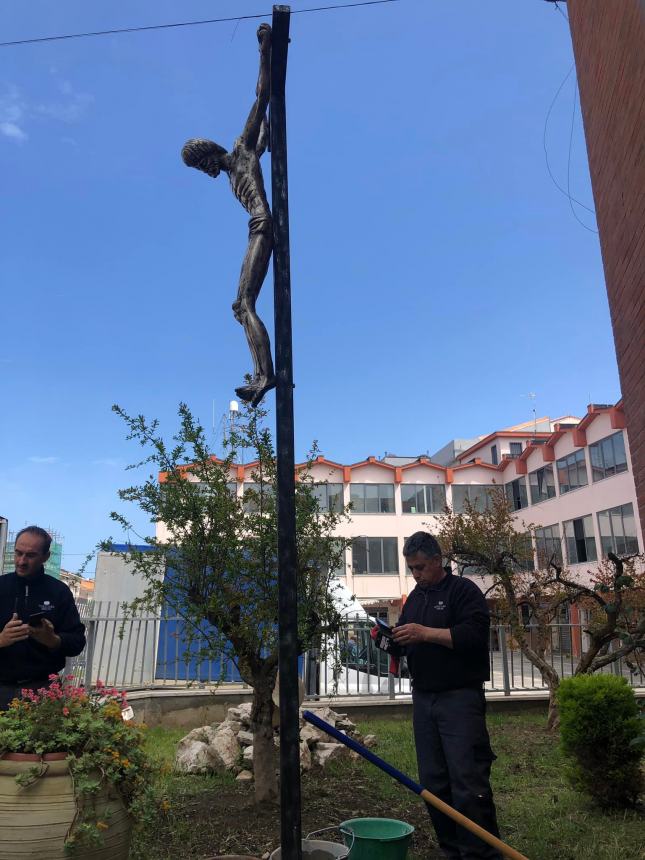 Crocifisso posto all’ingresso della chiesa di San Timoteo