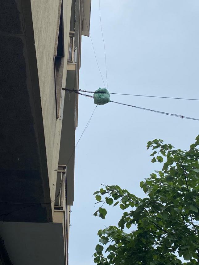 Incivile e pure imbranato, fallisce il lancio del sacchetto dal balcone