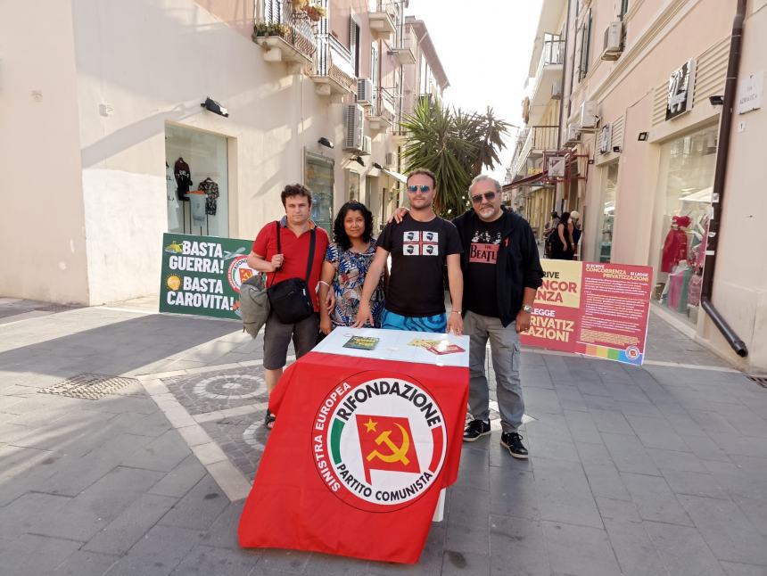 "Basta guerra e carovita", presidio in centro del Prc in difesa dei ceti popolari