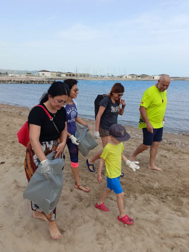 Cani di salvataggio, sub e rifiuti sulla spiaggia: mattinata intensa alla Costa Verde