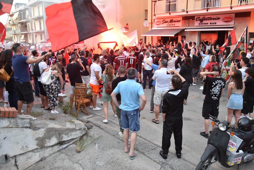 Dopo undici anni lo scudetto è del Milan, esplode la festa rossonera 