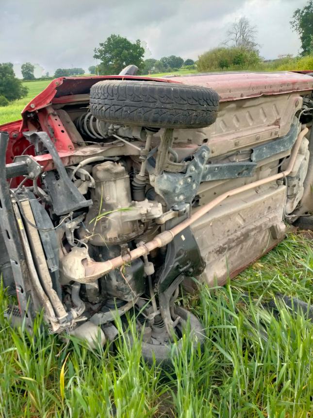 Esce fuori strada e si ribalta con l'auto per evitare un cinghiale, 45enne miracolata