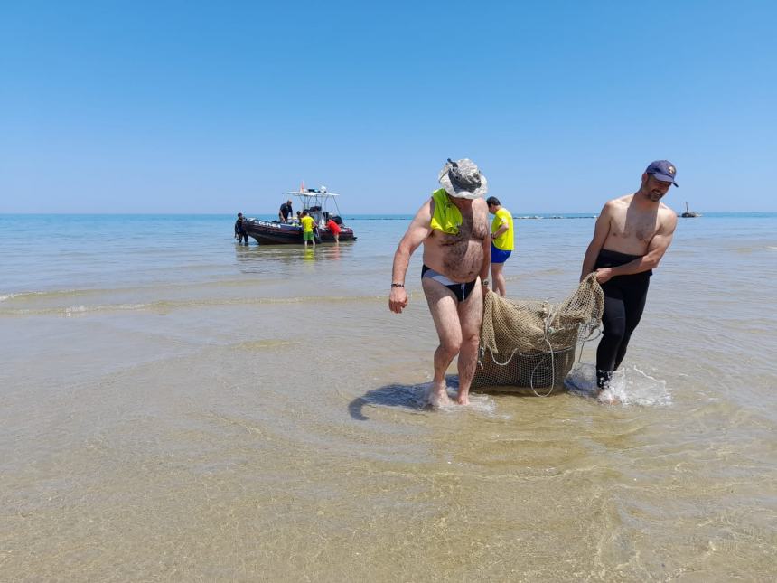 Un successo la raccolta rifiuti nei fondali a San Salvo Marina con "Puliamo a fondo"