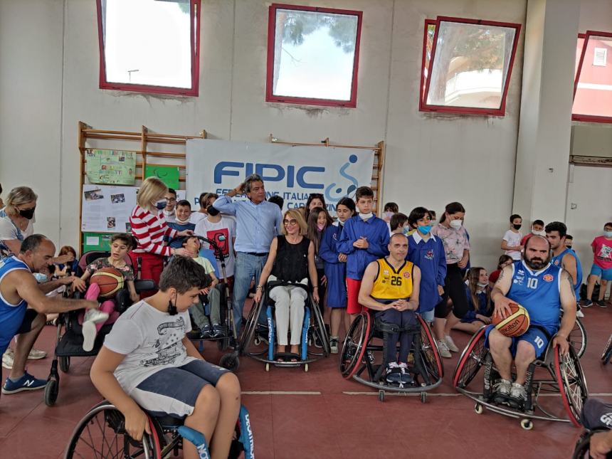 Basket in carrozzina alla scuola di via Po