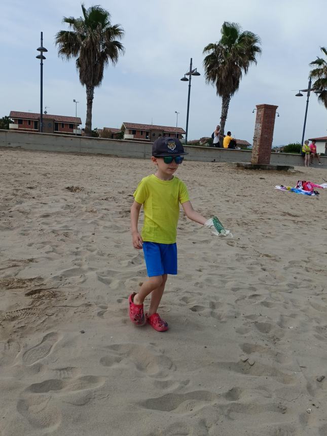 Cani di salvataggio, sub e rifiuti sulla spiaggia: mattinata intensa alla Costa Verde