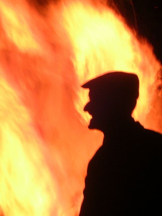 Falò per la pace: l'antica tradizione popolare del fuoco di San Michele