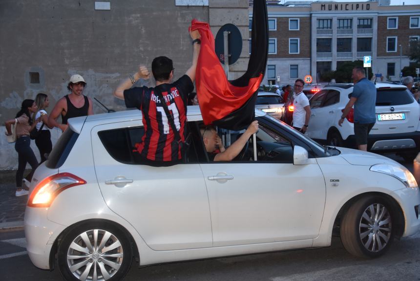 Dopo undici anni lo scudetto è del Milan, esplode la festa rossonera 