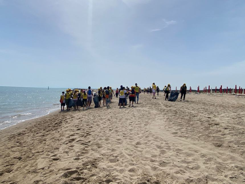 Legambiente, volontari e studenti ripuliscono la spiaggia di Campomarino