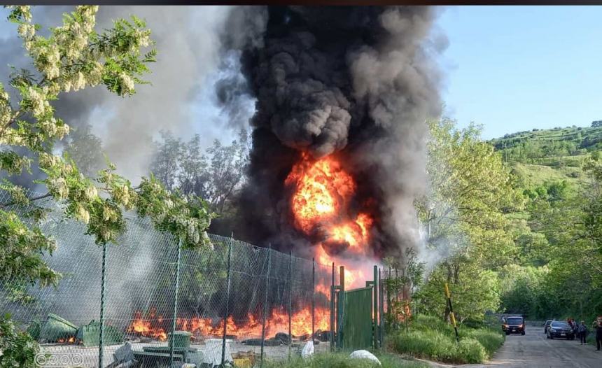 In fiamme  l'isola ecologica a Castelguidone, bruciati pneumatici e cassonetti