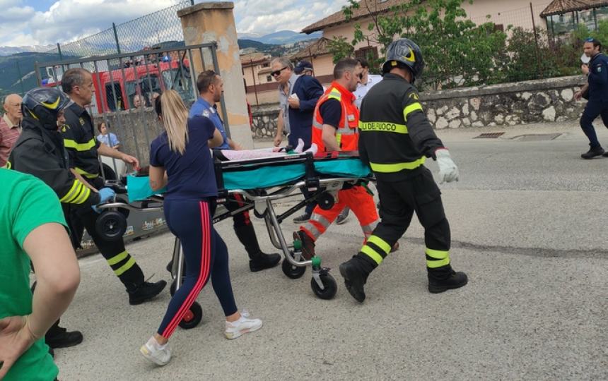 Auto parcheggiata sfonda recinzione e finisce nel giardino di un asilo all'Aquila: 4 bimbi feriti