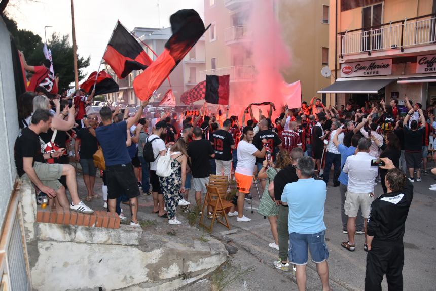 Dopo undici anni lo scudetto è del Milan, esplode la festa rossonera 