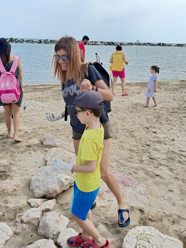 Cani di salvataggio, sub e rifiuti sulla spiaggia: mattinata intensa alla Costa Verde