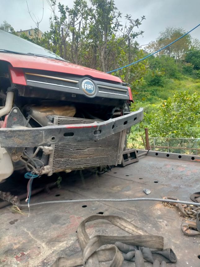 Esce fuori strada e si ribalta con l'auto per evitare un cinghiale, 45enne miracolata