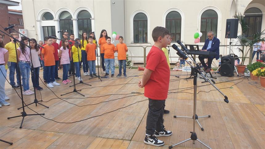 ‘Insieme in armonia’, successo per la recita degli studenti del ‘Vincenzo Cuoco’ 