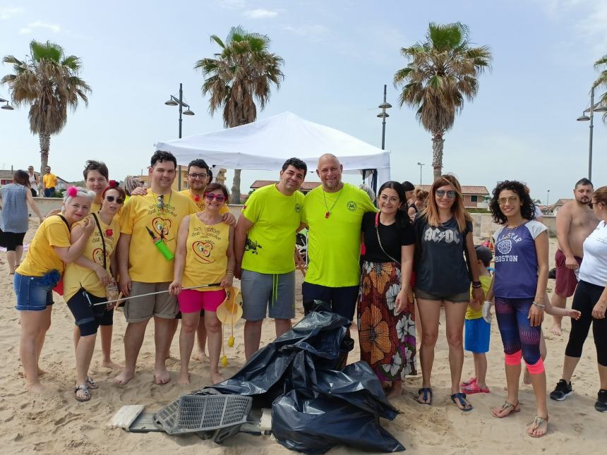 Cani di salvataggio, sub e rifiuti sulla spiaggia: mattinata intensa alla Costa Verde